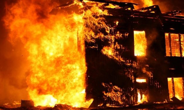 Brand eines Mehrfamilienhauses in Altenkirchen – Drei Personen verletzt